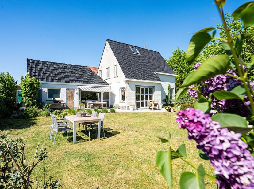 Gelegen in het charmante Astene, een deelgemeente van Deinze, geniet deze op te frissen woning van een uitstekende ligging waar rust en bereikbaarheid