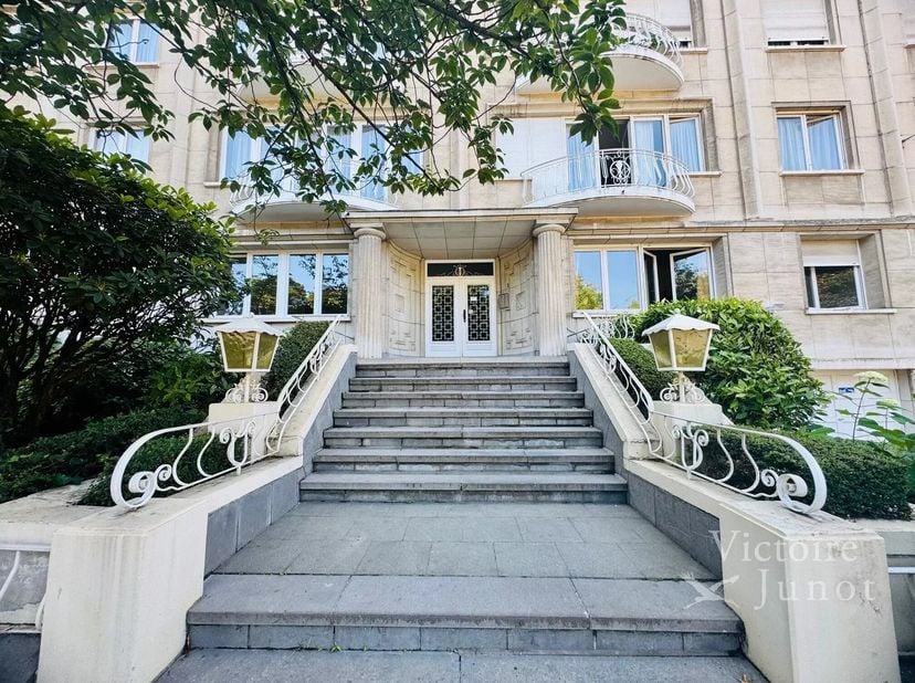 Voorgelegd door Zinchenko Maia :maia.zinchenko@victoire.be<br />
VICTOIRE JUNOT stelt je voor in de wijk Roosevelt / ULB, in een mooi klassiek gebouw,