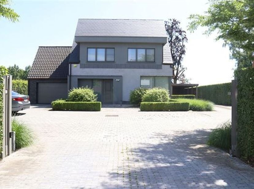 EXCLUSIEVE, RUIME, ENERGIEZUNIGE EN PRACHTIG AFGEWERKTE VILLA 300M² MET 3 SLAAPKAMERS, 2 RUIME GARAGES, TERRASSEN EN TUIN.<br />
 Ligging nabij centru