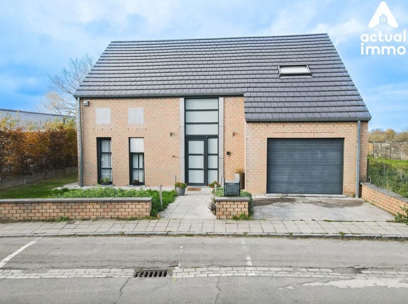Actualimmo vous présente cette spacieuse villa 4 façades construite en 2007. Elle offre un cadre de vie confortable, fonctionnel et parfaitement entre