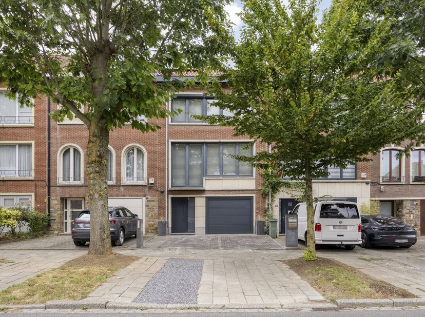<br />
De lichtrijke leefruimte van meer dan 32 m² bevindt zich op de eerste verdieping en beschikt over een open haard en grote raampartijen die zorg