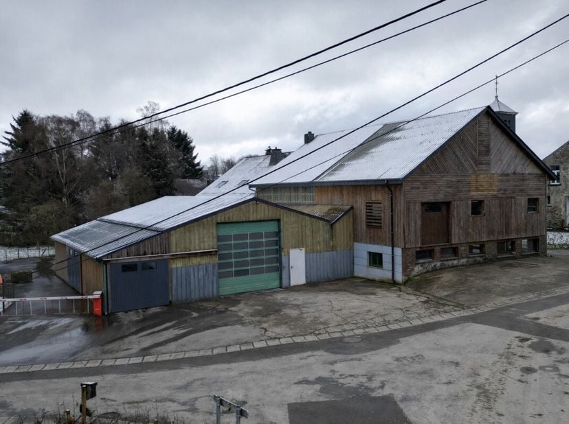 ERA B-LUX stelt deze voormalige schrijnwerkerij van 650 m² voor, verdeeld over 3 niveaus en met tal van mogelijkheden voor inrichting: professionele r