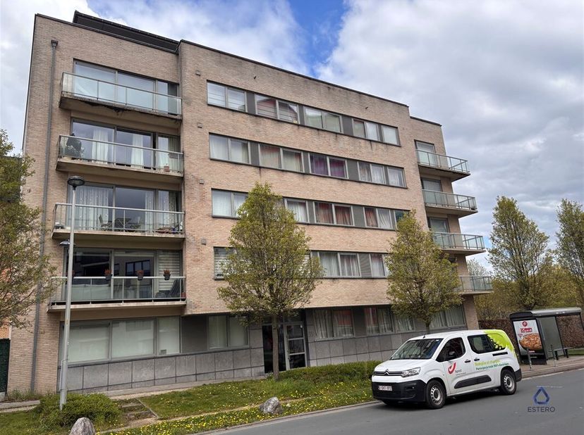 Op de derde verdieping van een verzorgd gebouw aan de Negen Provincieslaan 55 in Ganshoren bevindt zich dit ruime en lichtrijke appartement met een be