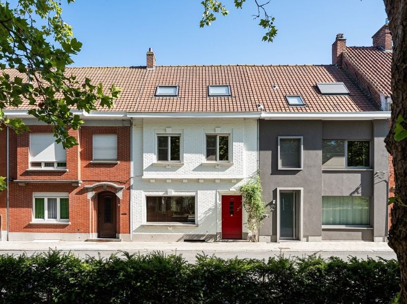 Gerenoveerde woning met 4 slaapkamers en garage in hartje Zwevegem<br />
<br />
Op een fantastische ligging, vlak bij het park en in het centrum van Z