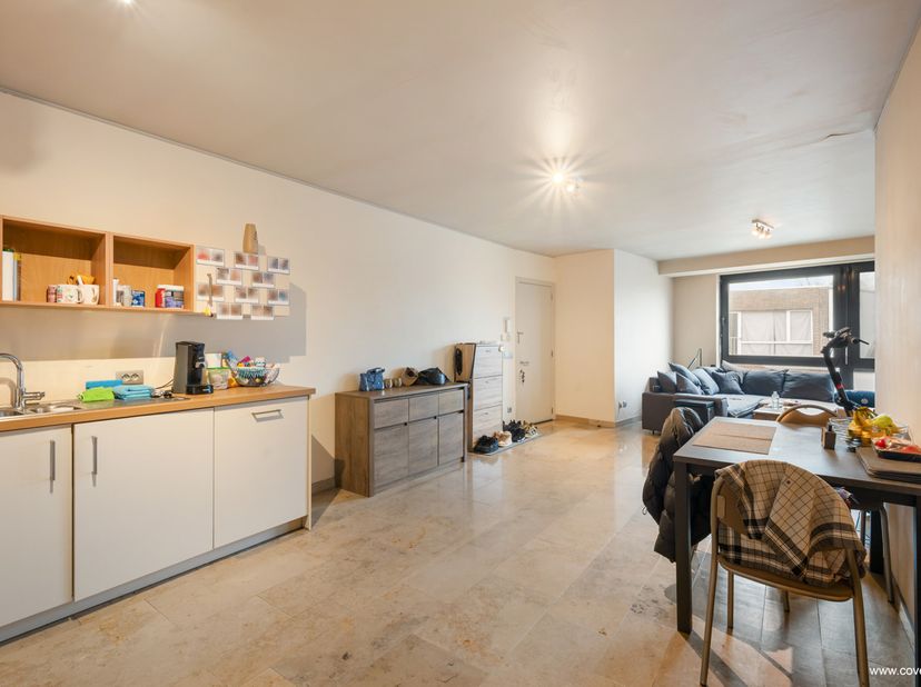 Instapklaar appartement gelegen op de 3de verdieping bestaande uit: woonkamer (natuurstenen vloer) - salon met aansluitende open ingerichte keuken, na