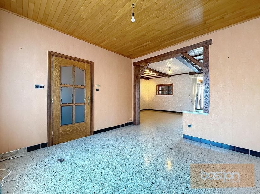 Deze te renoveren woning beschikt over volgende indeling:<br />
<br />
- Gelijkvloers met inkomhal, leefruimte, ruime keuken, wasplaats, toilet, terra