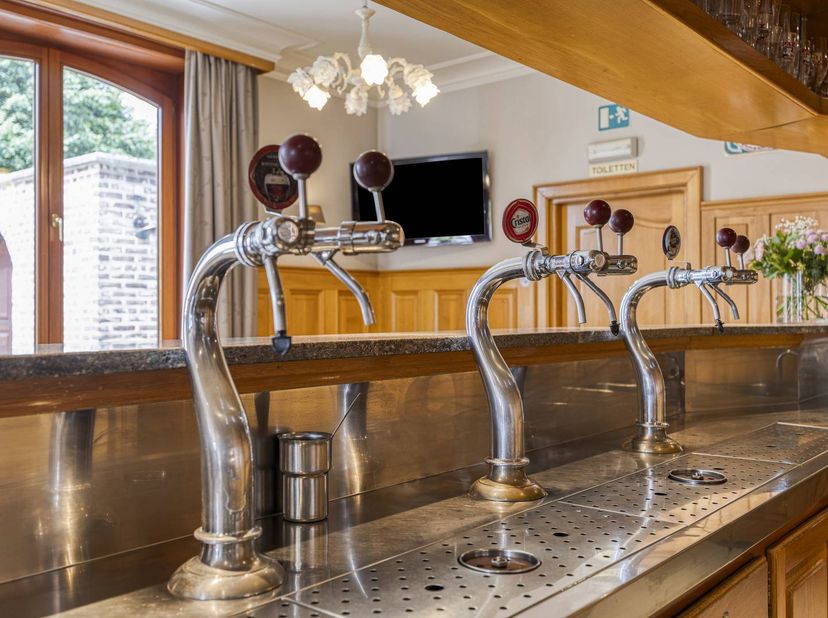 Dit unieke pand, gelegen aan de Dorpstraat in Tongerlo, biedt een zee aan mogelijkheden voor wie op zoek is naar een combinatie van wonen en werken, o