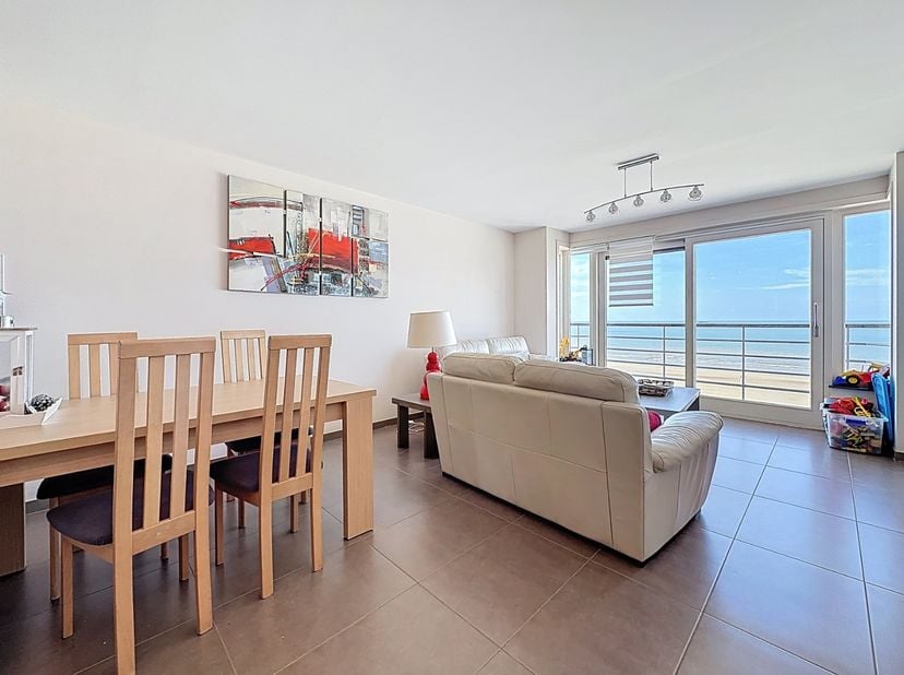 Instapklaar appartement met frontaal zeezicht, gelegen op de Zeedijk van De Panne.<br />
Het appartement omvat een lichtrijke leefruimte met prachtig