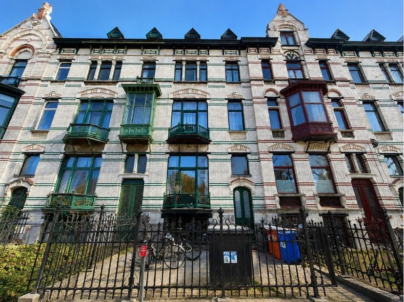 In een stijlvol en verzorgd gebouw aan het Citadelpark bevindt zich deze zeer mooi afgewerkte studio, die recent een totale renovatie onderging en tot