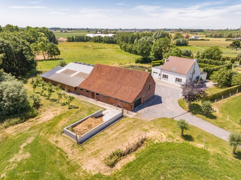 Op een rustige en landelijke locatie bevindt zich deze mooi gelegen hoeve op 1,5 hectare. De hoeve is omgeven door weilanden, akkers en groen. Deze ei