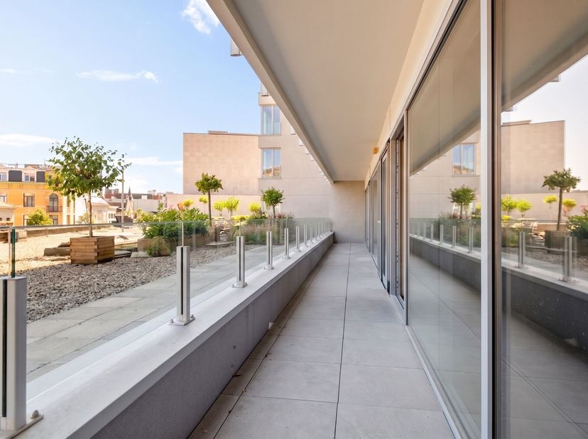 Modern gerenoveerd (2021) studio-appartement (38m²) met ruim terras (9m²) op toplocatie te Antwerpen!<br />
 <br />
Ligging: Gelegen op toplocatie t