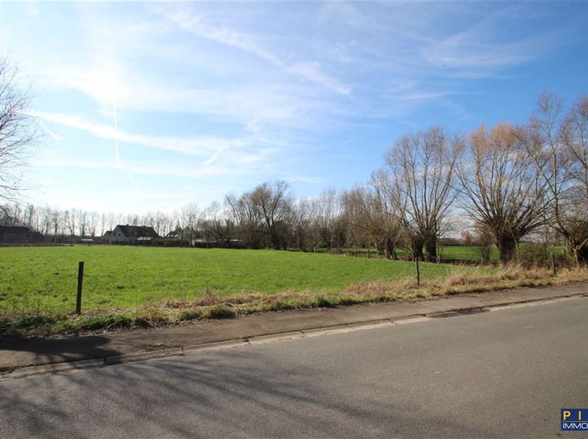 Superbe terrain à bâtir, 26 ares (2.600m²) en zone d'habitat à caractère rural, front à rue de 50 mètres (possibilité de permis d'urbanisme groupé), e