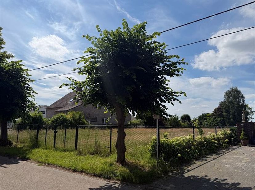 Prachtig riant perceel bouwgrond bestemd voor open bebouwing, gelegen in landelijke omgeving.<br />
Beschrijving<br />
Totale oppervlakte: 17are35ca<b