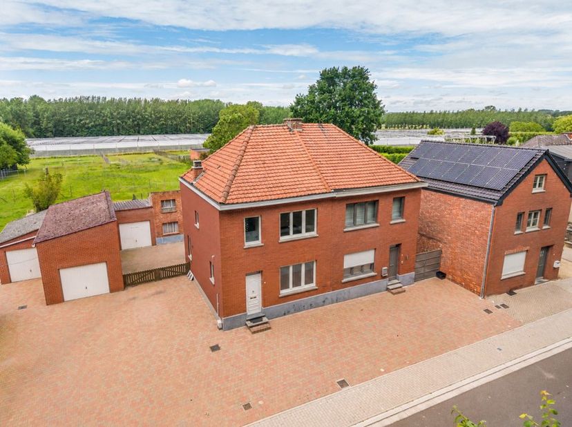 Bent u op zoek naar een woning waar rust, privacy en natuur samenkomen? Dan is deze charmante halfopen bebouwing in het landelijke Duras (Sint-Truiden