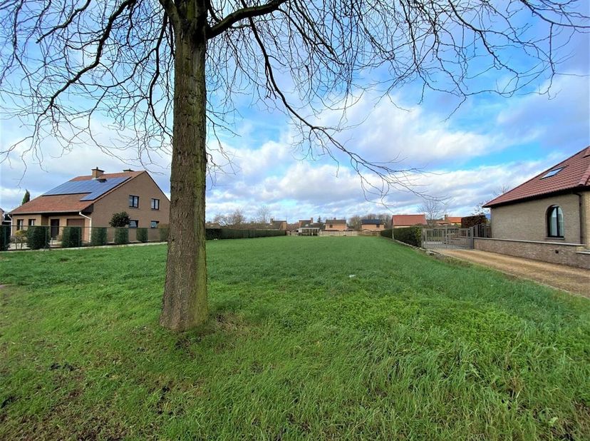 Beau terrain à bâtir bien situé d'une superficie de 971 m² et d'une largeur de terrain de 12 m pour un bâtiment mitoyen/une maison unifamiliale. Ce te