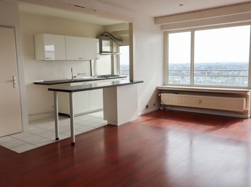 Op een toplocatie aan de Brederodestraat bevindt zich dit lichtrijke appartement op de 20e verdieping, met een prachtig panoramisch uitzicht over de s