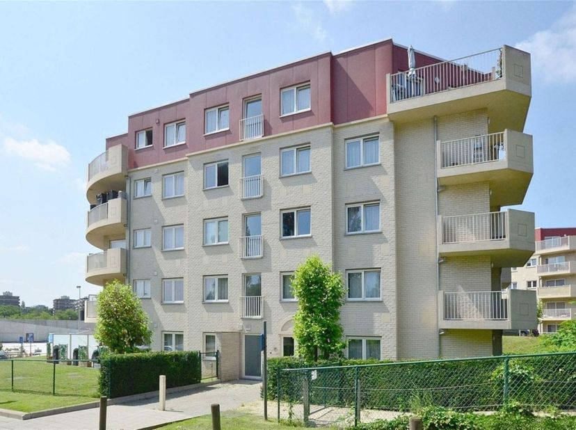JACQ Real Estate stelt u met plezier dit aangename tweeslaapkamerappartement voor, ideaal gelegen in Anderlecht. Dankzij de gunstige locatie bevindt u