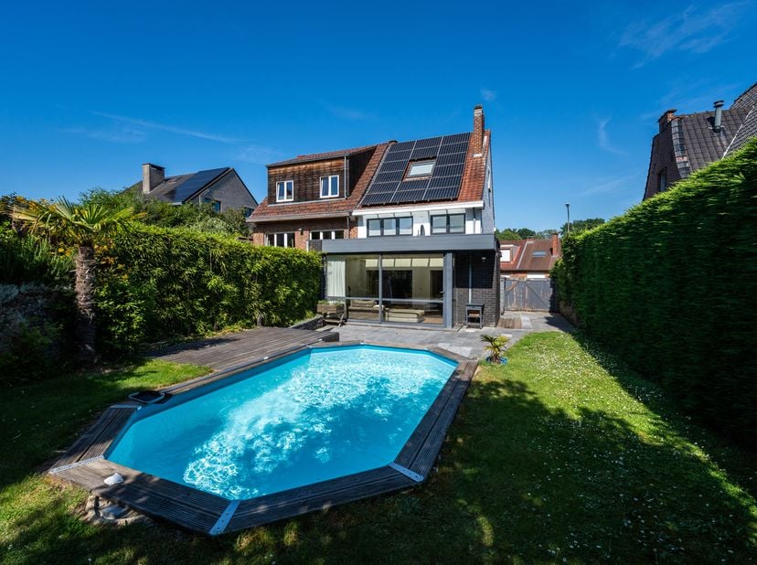 SINT-GENESIUS-RODE – Klein Zwitserland, charmante 3 GEVELS HUIS (3SLPK/BADK/BUR/ZWEMBAD) van ± 175 m² in zeer goede staat, met veel natuurlijke lichti