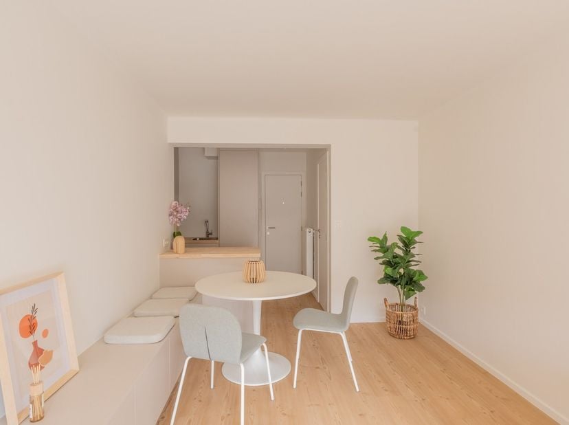 Knap vernieuwde studio met een sublieme oriëntatie richting het zuiden. Naast de zon kunt u ook genieten van mooie open zichten vanuit de leefruimte.