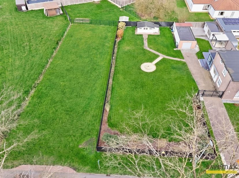 Ce terrain à bâtir (développement ouvert) de 7a32ca (largeur 16,04m) est situé dans une rue calme, mais à deux pas de Mol Centre.<br />
<br />
Depui