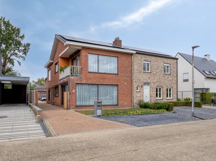 Appartement te koop in Dahliastraat 8,
                    2250 Olen