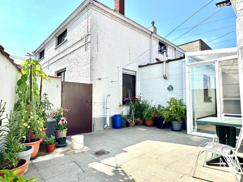Welkom bij deze hoekwoning op een rustige landelijk ligging, maar eveneens vlakbij het centrum in Bavikhove!<br />
<br />
Bij het betreden van deze wo