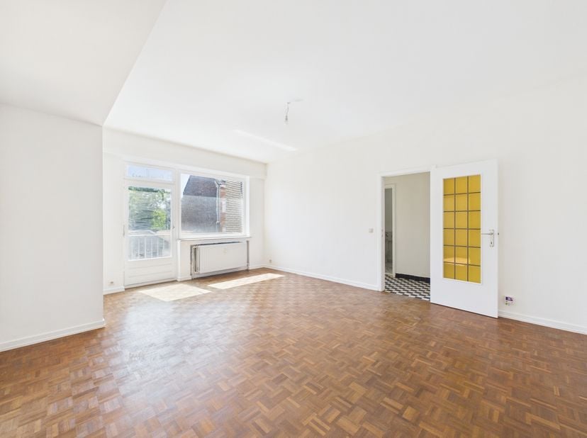 Tour &amp;amp; Taxis Laken – Bockstael | Licht gerenoveerd appartement met 1 slaapkamer + terras<br />
Gelegen op de 2e verdieping van een gebouw met lift