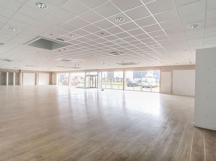 Magasin d'athlétisme à louer situé dans le commerce avec un grand parking<br />
Découvrez cette excellente opportunité d'établir votre entreprise dans