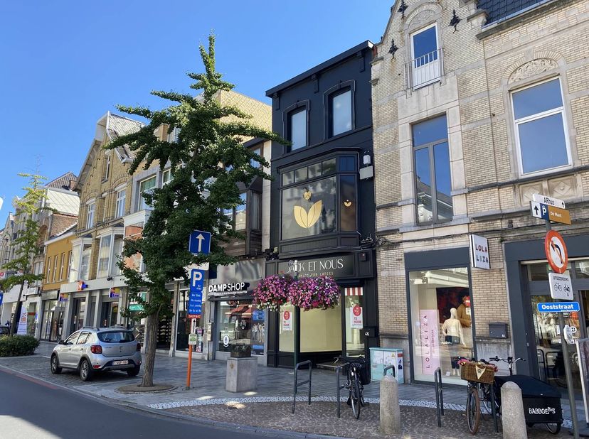 Handelspand te koop van ca. 140 m² met verdiepingen gelegen in de Ooststraat te Roeselare. <br />
<br />
> Ingerichte winkelruimte <br />
- gevel van