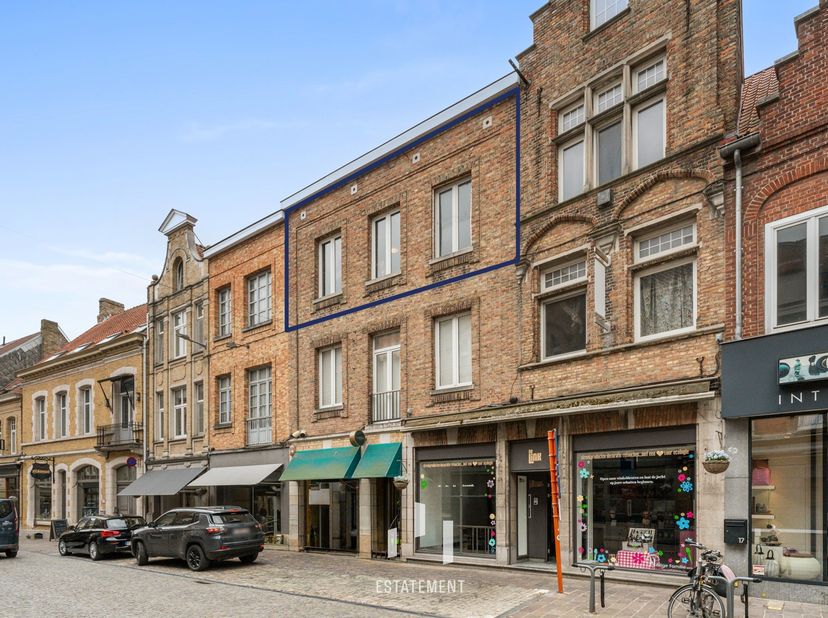 Centraal gelegen in het stadscentrum, op slechts 450 meter van het station, vinden we dit volledig instapklare appartement terug.<br />
Het duplexappa