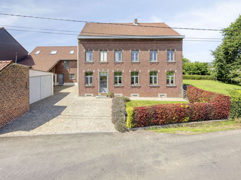 Droomt u van landelijk wonen in alle rust, zonder in te boeten aan bereikbaarheid? Dan zal deze prachtig gerenoveerde charmewoning, gelegen in de **Go