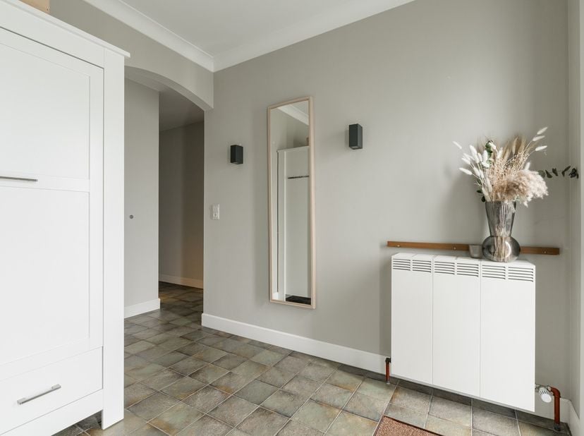 Op een prachtig perceel van maar liefst 2.073 m² bevindt zich deze verzorgde vrijstaande woning aan De Bemmert in Pelt. De woning combineert een ruime