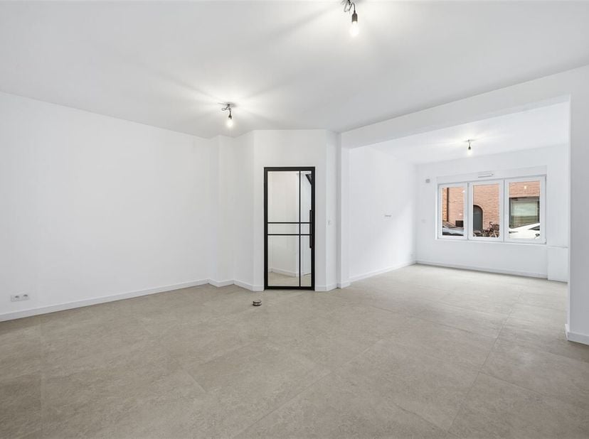 Cette maison récemment rénovée est située dans une rue à sens unique calme et agrémentée d'espaces verts (zone 30), au bout de laquelle se trouve le p