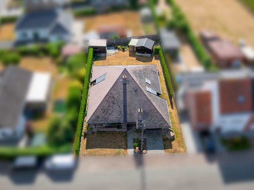 Deze architecturale en alleenstaande woning wordt u te koop aangeboden op een rustige, doch centrale ligging.<br />
Bij het betreden van deze woning k