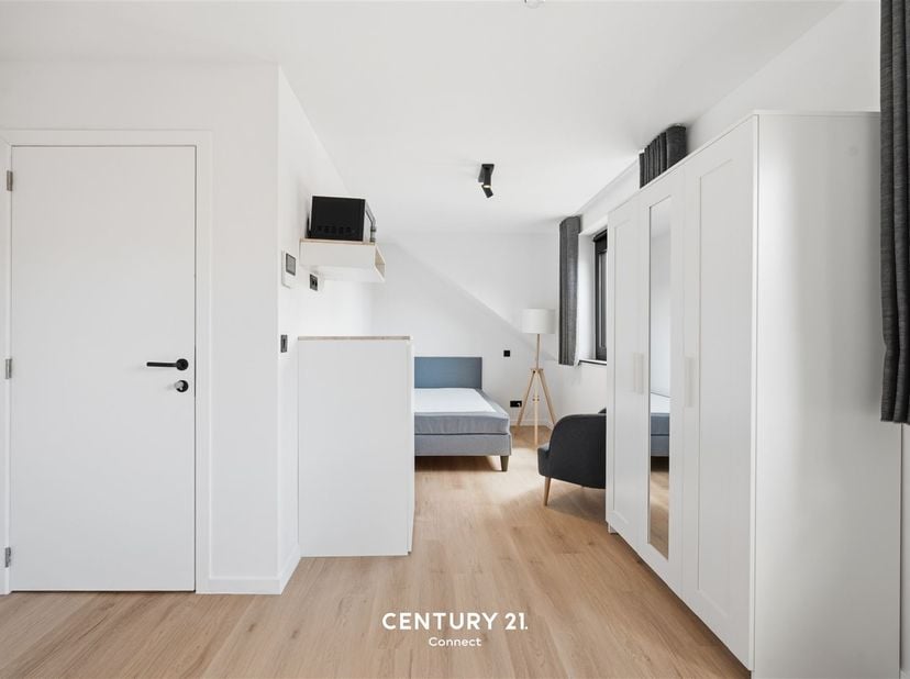 Ontdek deze moderne en comfortabele studentenkamer van 22 m² op de tweede verdieping van het gebouw, gelegen in een rustige en groene buurt van Heverl