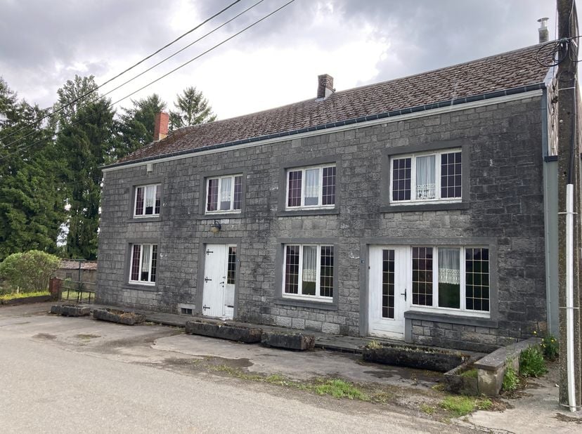 Gelegen in het schilderachtige en landelijke Borlon (Durbuy), langsheen de Route d’Onneux, ligt deze tweewoonst met ruime tuin en zicht op de heuvelac