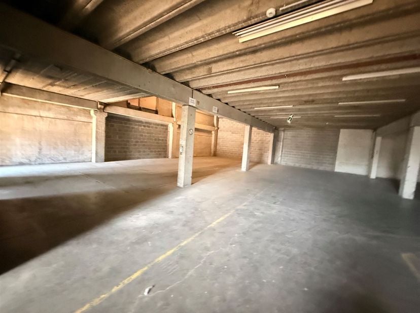 Magazijn van +/- 784 m²  verdeeld over 2 verdiepingen te huur in het hart van het dorp Blicquy.<br />
<br />
Eigen elektriciteitsmeter + watermeter