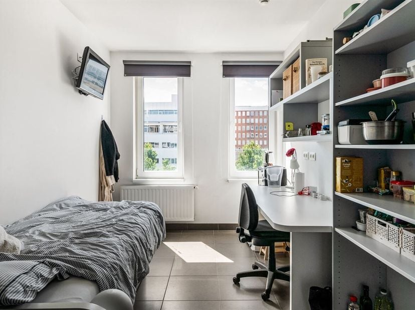 Moderne studentenkamer (18m²) met privé badkamer op toplocatie in hartje Antwerpen<br />
Ligging:<br />
Deze instapklare studentenkamer bevindt zich i