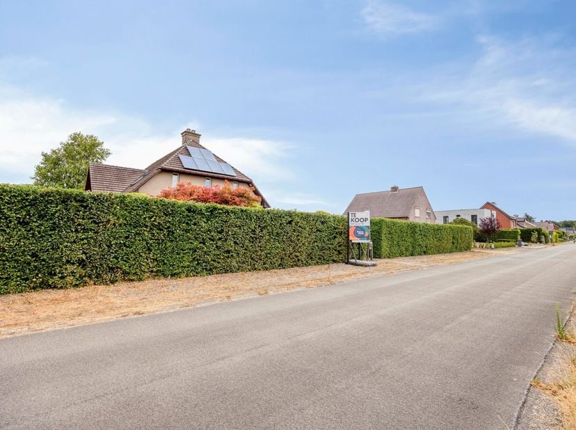Ruime, energiezuinige gezinswoning met 5 slaapkamers op een perceel van 10a14 in een rustige doodlopende straat.<br />
<br />
Deze verrassend ruime ge