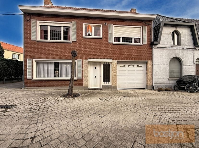 Ontdek deze te renoveren woning, ideaal gelegen in een serene omgeving. Deze mooie woning beschikt over de volgende indeling:<br />
<br />
Gelijkvloer
