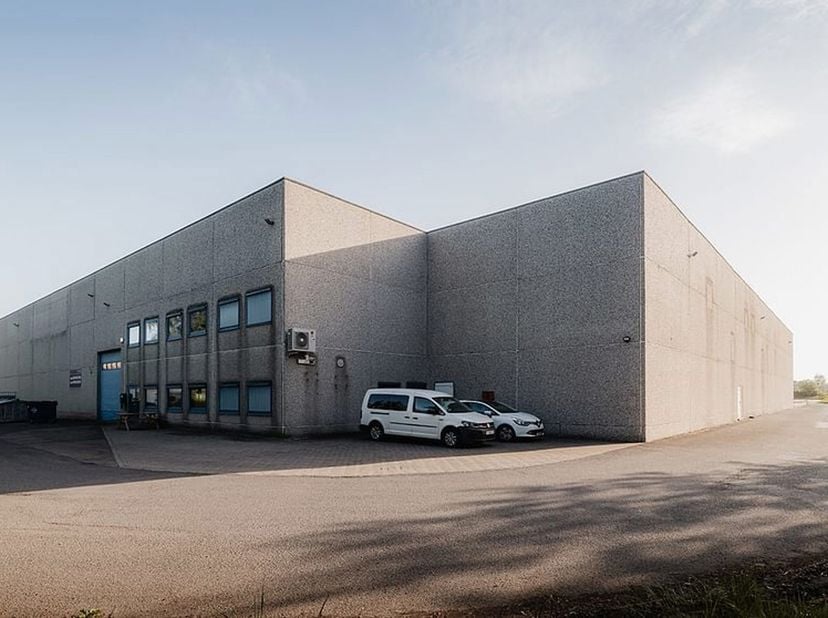 <br />
Idéalement situé entre Bruxelles et Louvain, le long de la N26 avec un accès direct à l'E19, cet entrepôt logistique bénéficie d'une excellente