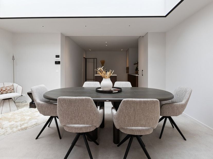 Heist: Prachtige vernieuwde en lichtrijke woning met 3 slaapkamers en zuidgerichte tuin te koop in Heist. Deze uitzonderlijk afgewerkte rijwoning werd