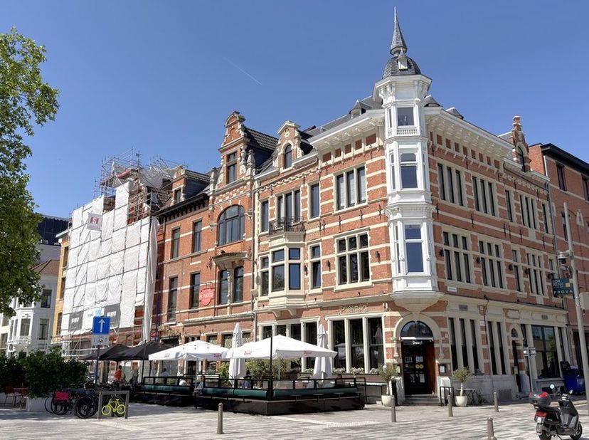 Bureau prêt à l'emploi (358m²) à louer au 2ème étage d'anciens entrepôts de la Noordnatie, situé dans la rue Wapenstraat à Anvers, entre le quai Waals