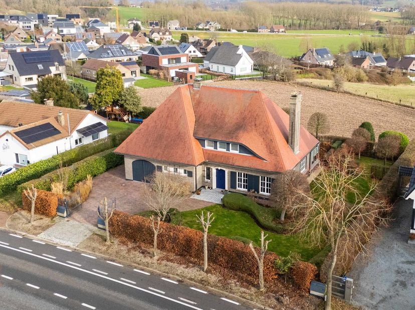 Cette villa de caractère, prête à emménager, située à Geraardsbergen, se distingue par son architecture et son style exceptionnels, et offre une vue i