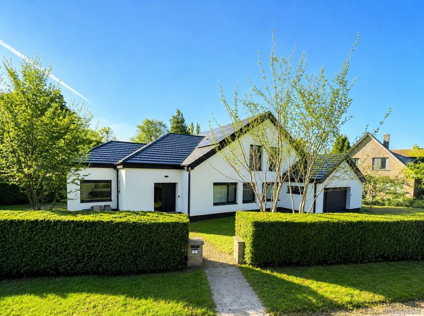 RUIME VILLA met een UITZONDERLIJK WOONVOLUME van ca. 312 M², 6 SLAAPKAMERS en een VOLLEDIGE RENOVATIE (2025), waar MODERN WOONCOMFORT en ENERGIEZUINIG
