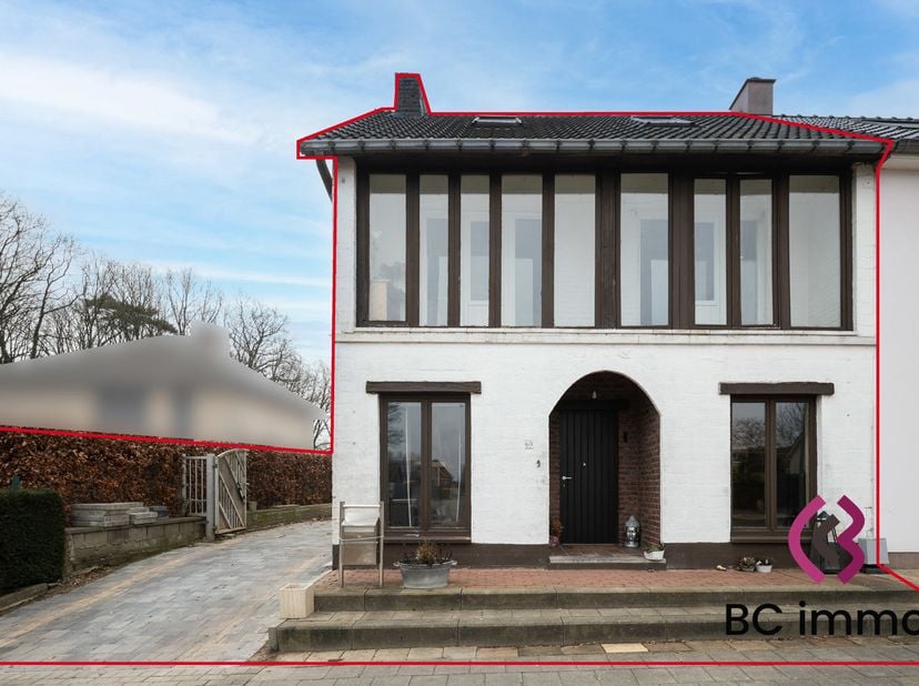 Deze ruime woning met een bewoonbare oppervlakte van 381 m² (volgens EPC-attest) biedt uitzonderlijk veel mogelijkheden. <br />
Ideaal voor grote gezi