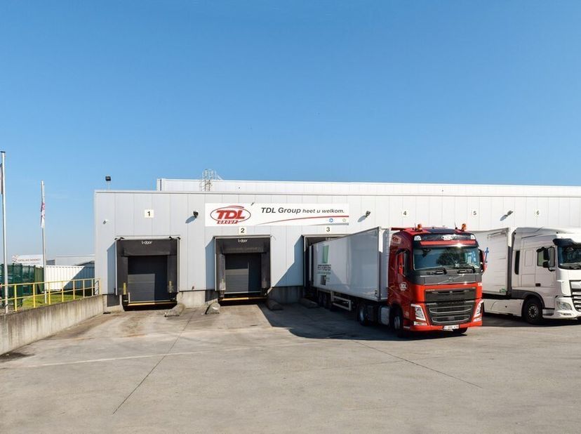 3.744m² magazijn met 7 laadkades (uitbreidbaar tot 15.000m² magazijn en 724m² kantoren)<br />
Ligging: A12 op 2km afstand, vlakbij de containertermina