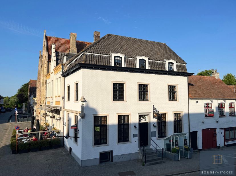 Multifunctioneel pand op iconische locatie op de Markt van Damme.<br />
Vrij van alle pacht. Tevens mogelijkheid tot restaurant.<br />
Het pand vindt