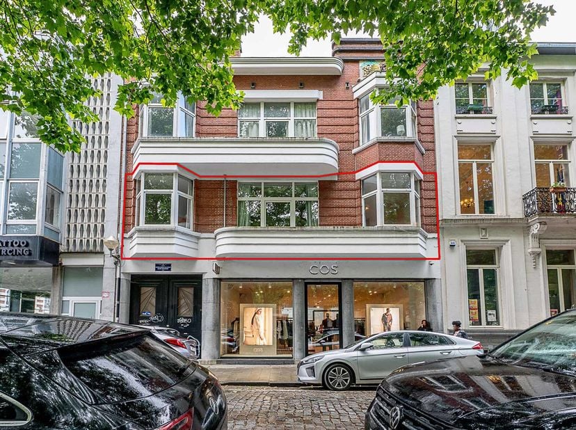 Situé dans le très recherché quartier Dansaert, l’un des quartiers les plus dynamiques et tendance de Bruxelles, cet appartement de caractère et baign