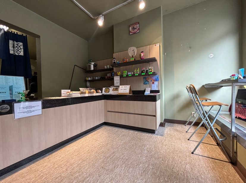 Dit sushirestaurant combineert een modern ingerichte zaal met zitplaatsen voor klanten en een goed uitgeruste afhaal- en deliveryservice. Dankzij de c